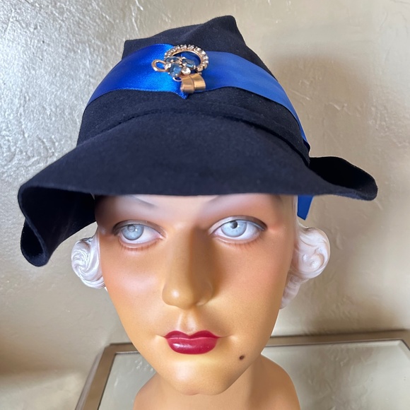 CLASSIC 1930s' NAVY CLOCHE WITH ROYAL BLUE BAND/BOW + JEWEL BROOCH - Picture 3 of 15